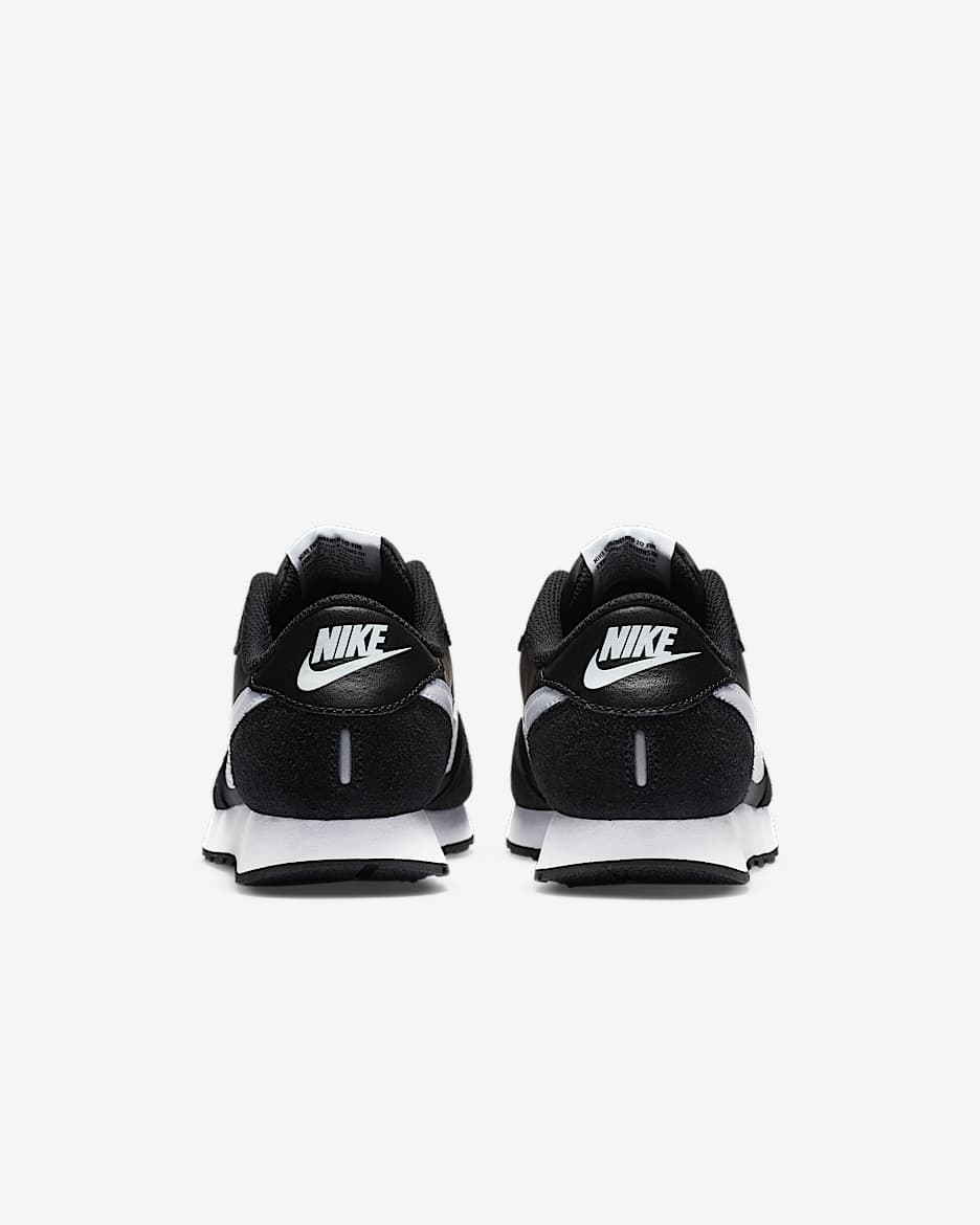 Nike black and white md runner 2025